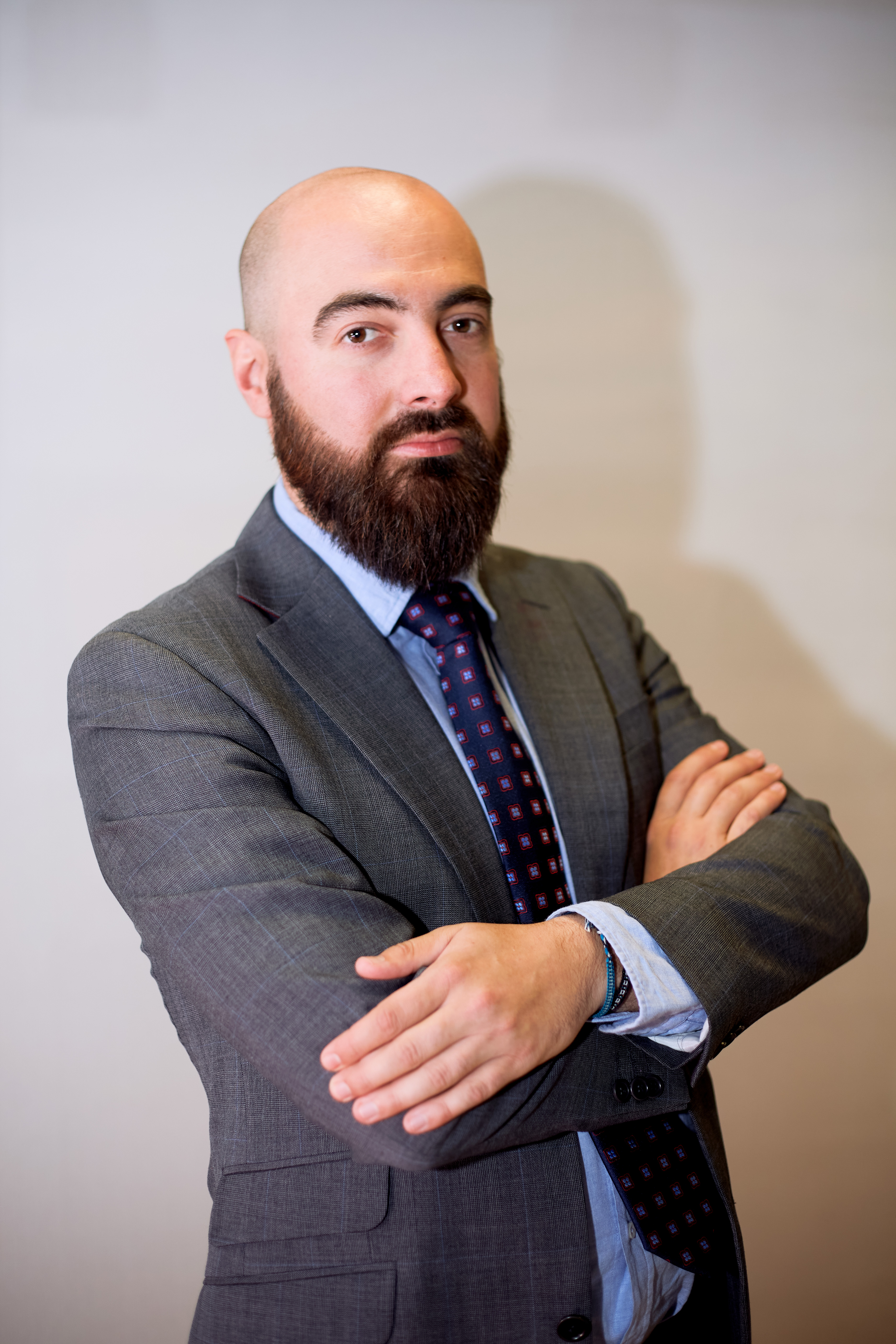 abogado sentado en oficina